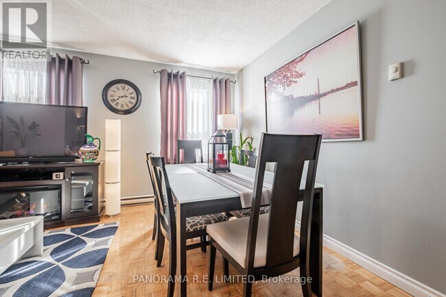 Photo du bâtiment - 3814A-3814A Bloor St W