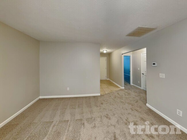 Foto del edificio - 300 Klinetop Dr