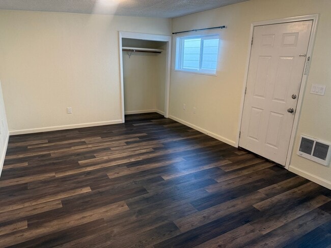 Building Photo - Studio apartment with a large garage in Eugene!