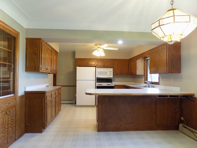 Building Photo - Country Home on 1 Acre!