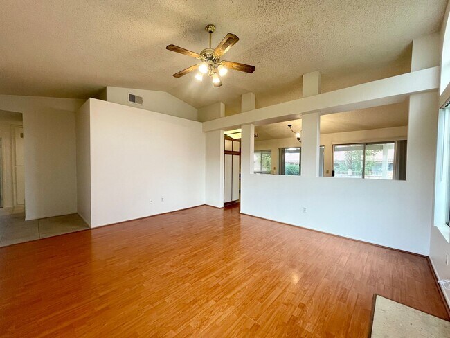 Foto del edificio - COMING SOON! 3 Bedroom 2 Bathroom Home in Golden Sun Estates!