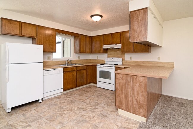 Building Photo - Spacious 2 Bedroom Duplex _ Pet Friendly!
