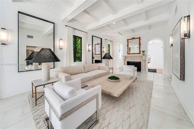 Foto del edificio - 5955 Pine Tree Dr