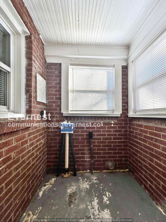 Foto del edificio - 8825 McClure Cir