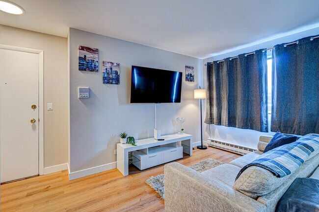 Foto del edificio - Luxury King Bed - Remodeled Safe Chicago C...