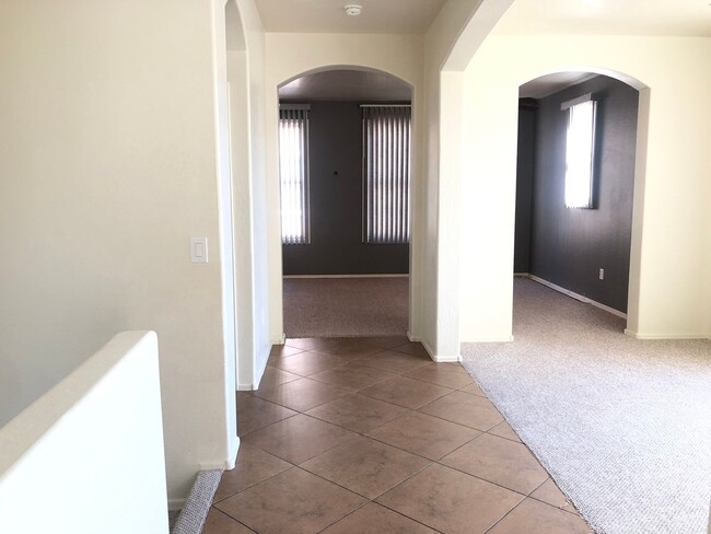 Building Photo - Prime Gilbert Location 3 Bedroom/2.5 bath ...