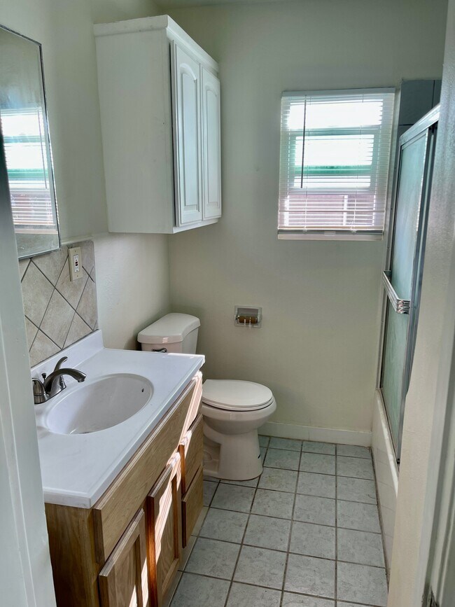 Building Photo - 5726 Hazeltine Ave