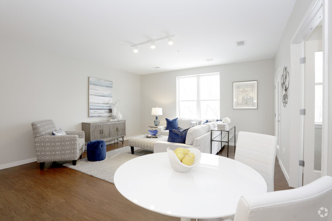 1 Bed+Den - Dining Area - 320 N Ellsworth Street