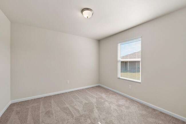Foto del edificio - 462 Whispering Creek Ave