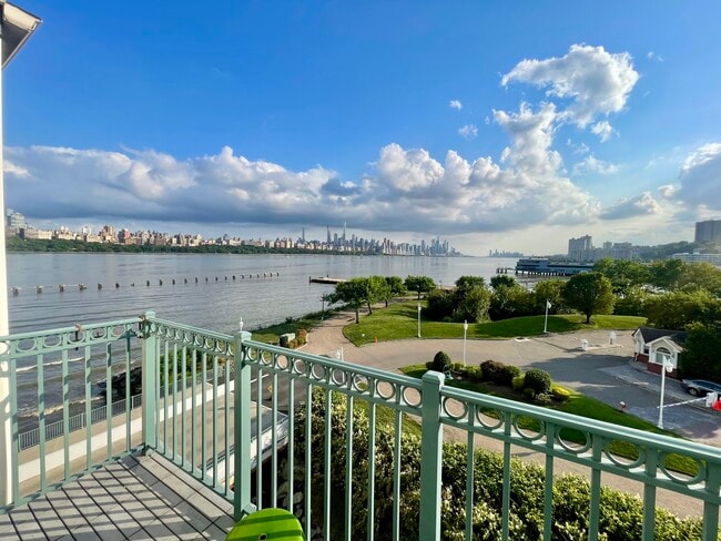 Building Photo - 325 The Promenade