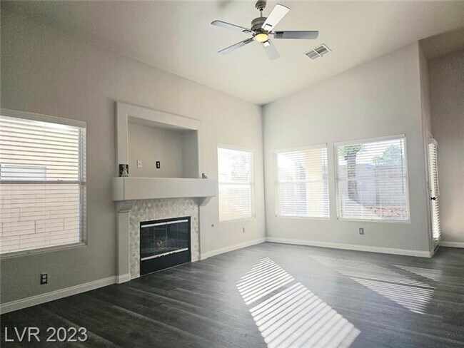 Building Photo - Highly Upgraded 2 Bed 2 Bath
