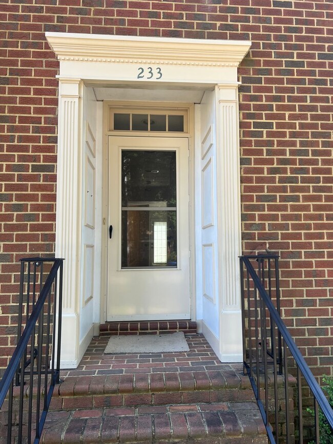 Building Photo - Large spacious Townhouse just blocks from ...