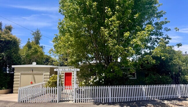 Este bungalow de 1952 tiene un atractivo exterior llamativo con árboles maduros, un frente privado cercado y una bienvenida - 2403 Mira Vista Dr
