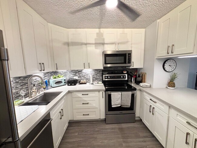 Foto del edificio - Refined Island Living at Wailana at Waikiki – Fully Furnished Corner Condo