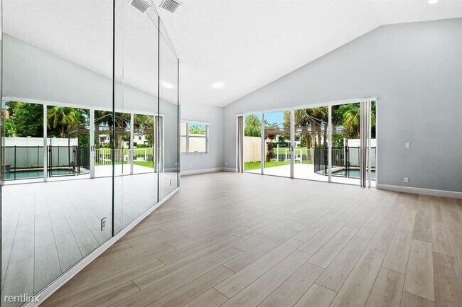 Building Photo - 4 br, 2.5 bath House - 7685 NW 62nd Way