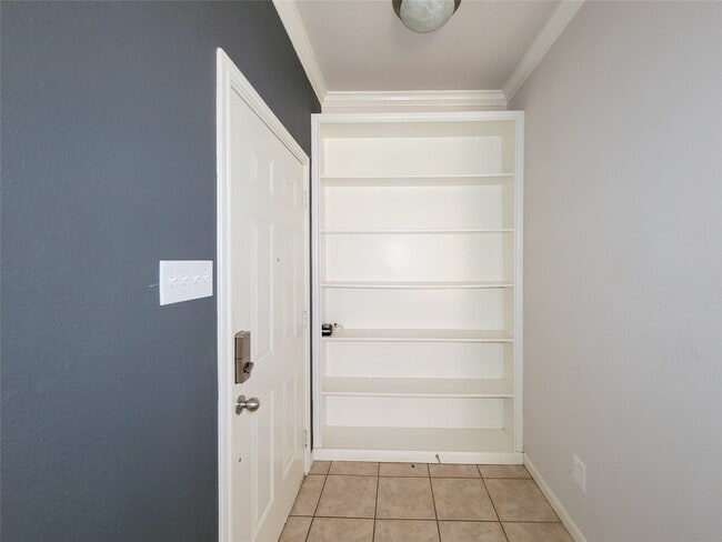 Building Photo - 2255 Braeswood Park Dr