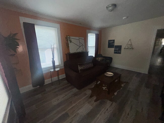 Building Photo - Room in Apartment on Kerr St NW