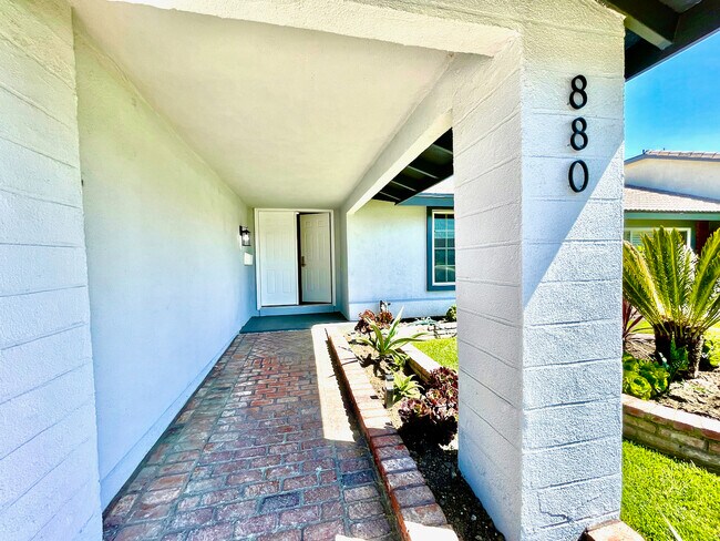 Building Photo - 880 E Gladwick St