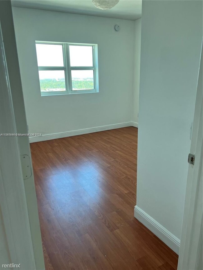Building Photo - 3 br, 3.5 bath House - 14951 Royal Oaks Ln...