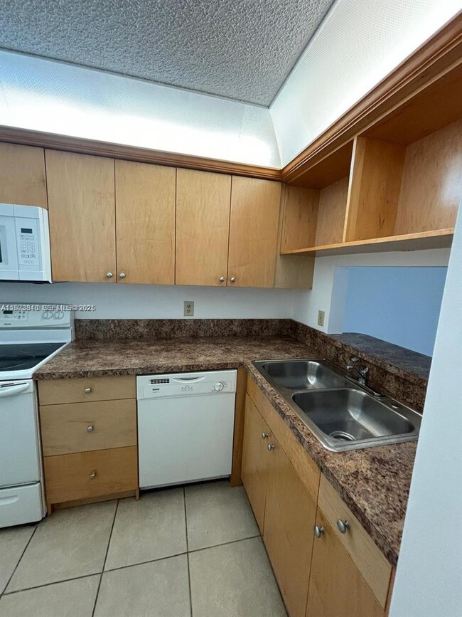 Foto del edificio - 824 Twin Lakes Dr