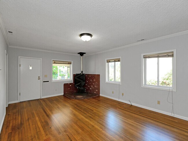 Foto del edificio - Small, cute 3-bdr/1-bath Kenton home w/ fe...