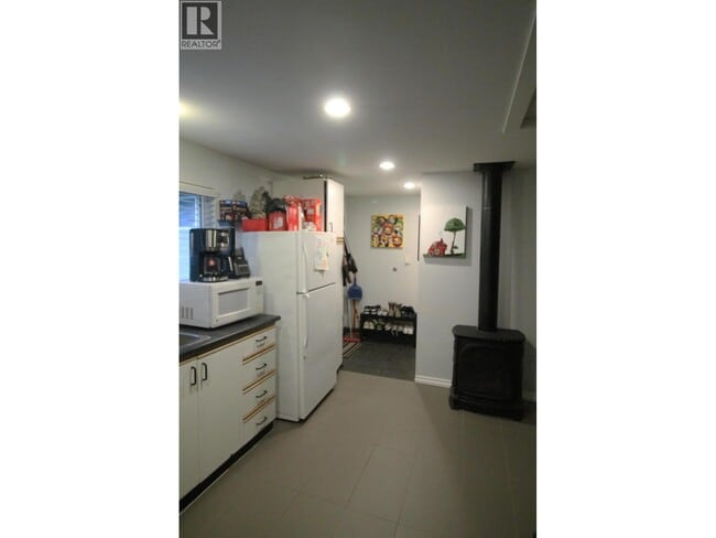 Building Photo - 737 Robinson St