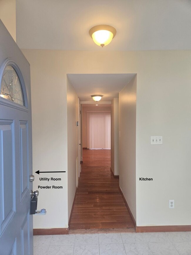 Foto del edificio - Recently painted & carpeted townhouse with 1,200+ SQ FT, 3-bedroom, 2.5 bathroom and lots of amen...