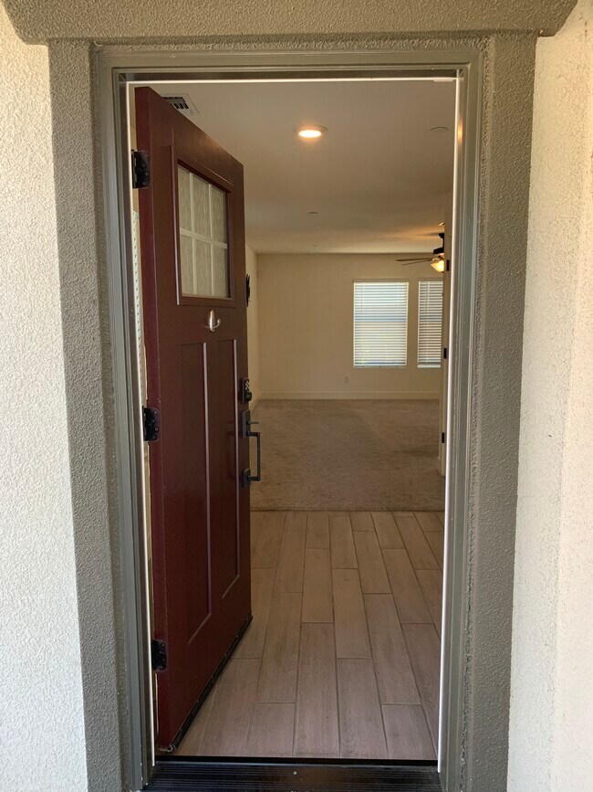 Foto del edificio - 2104 Redding Way