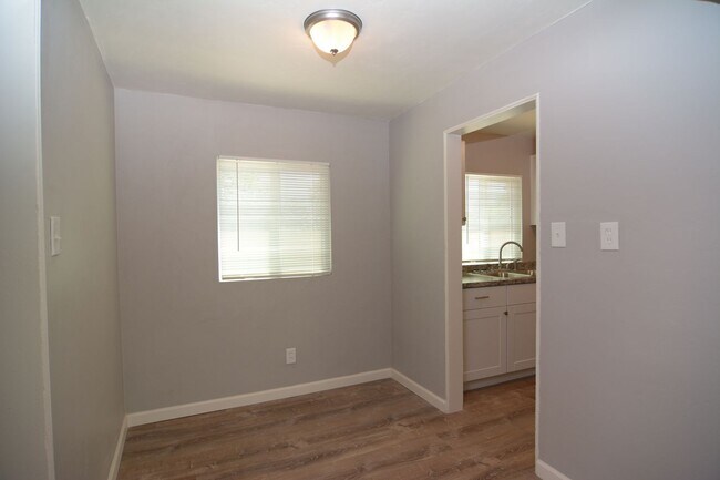 Building Photo - Remodeled 1 Bedroom 1 Bath Duplex! Central...