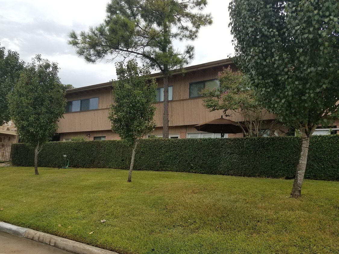 Primary Photo - 3809 N Braeswood Blvd