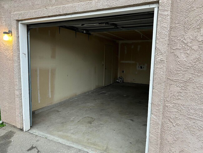 garage with laundry hookups - 1347 N Archie Ave