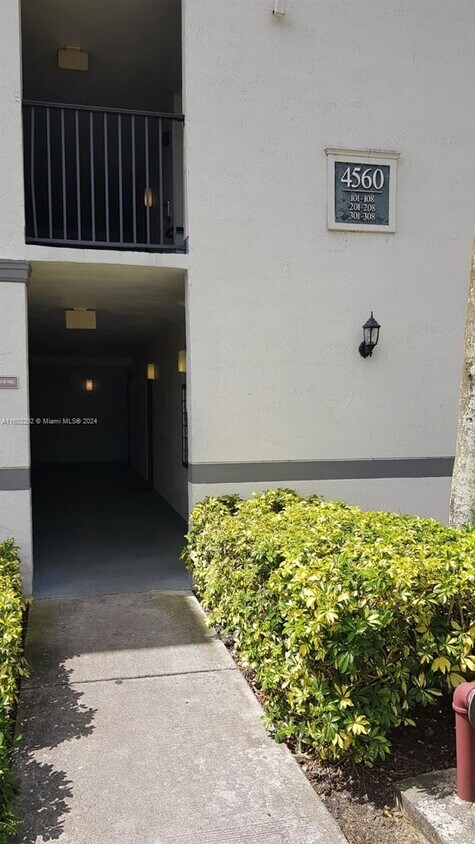 Foto principal - 4560 NW 107th Ave
