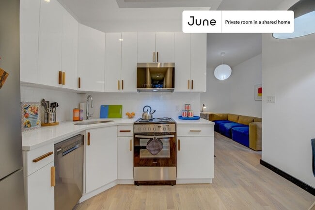 Building Photo - Chic ROOM at The Maison Suydam