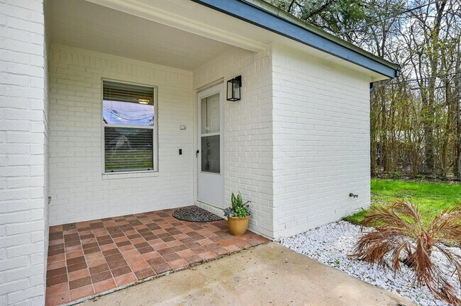 Building Photo - 5901 Lakeside Trail