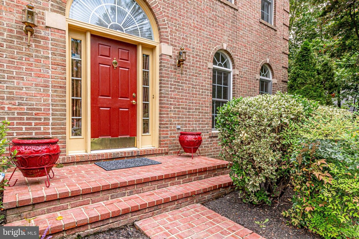 Primary Photo - 8823 Burke Rd