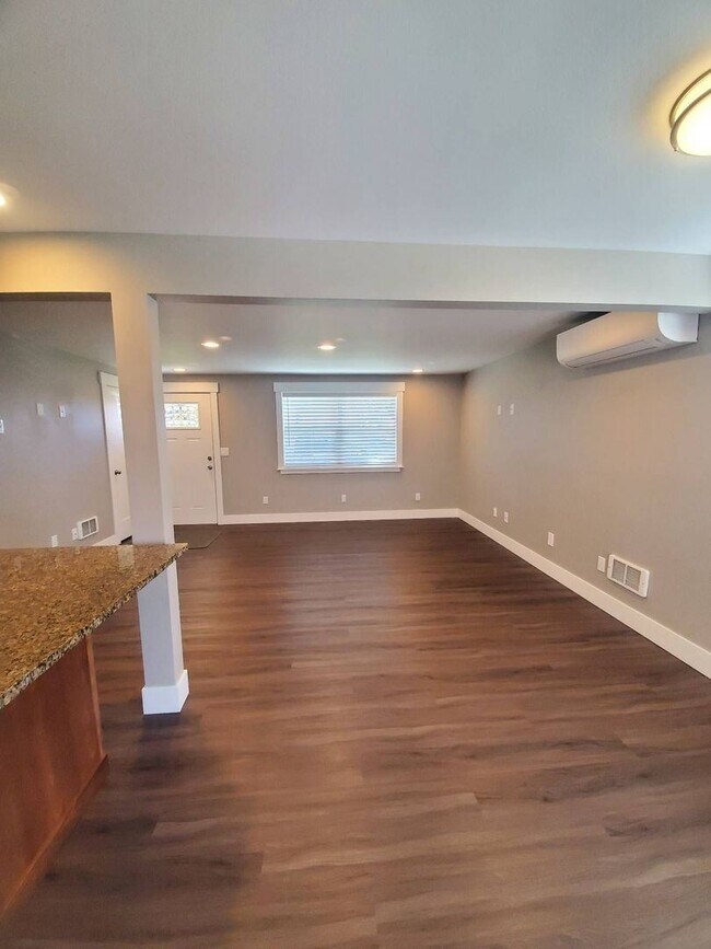 Foto del edificio - 3 br, 1 bath House - 4260 NE Sun Dr