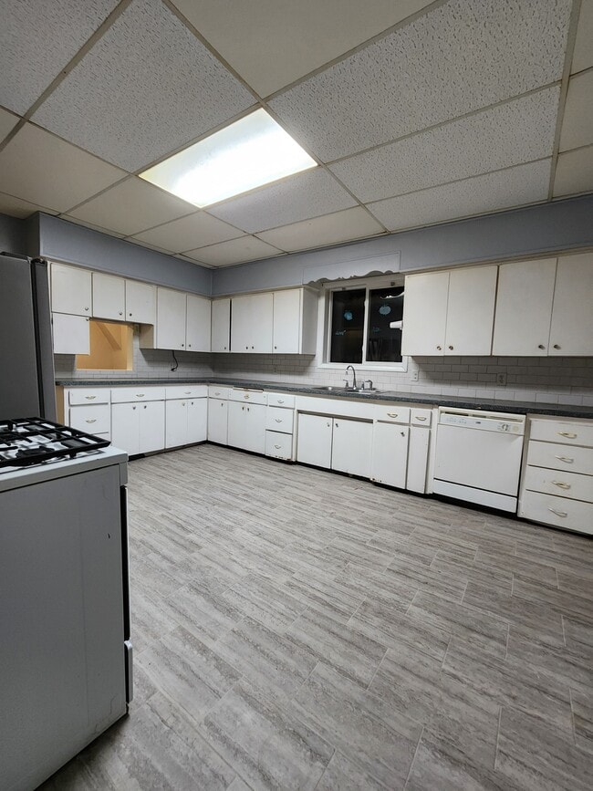 Building Photo - 613 Cook Ave E