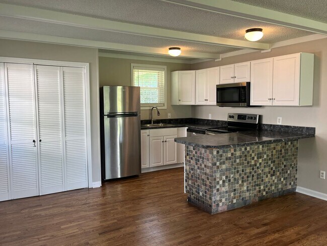 Foto del edificio - For Lease - 3 Bed, 1 Bath Home in the Hear...