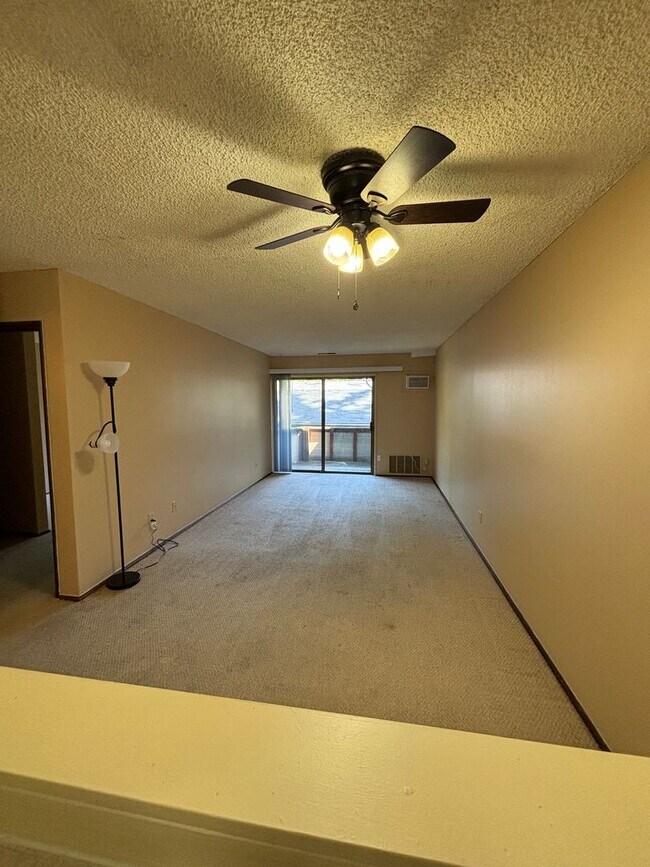 Foto del edificio - 1 bedroom Condo near Washington Square Mall with seasonal outdoor pool, onsite laundry and gym!