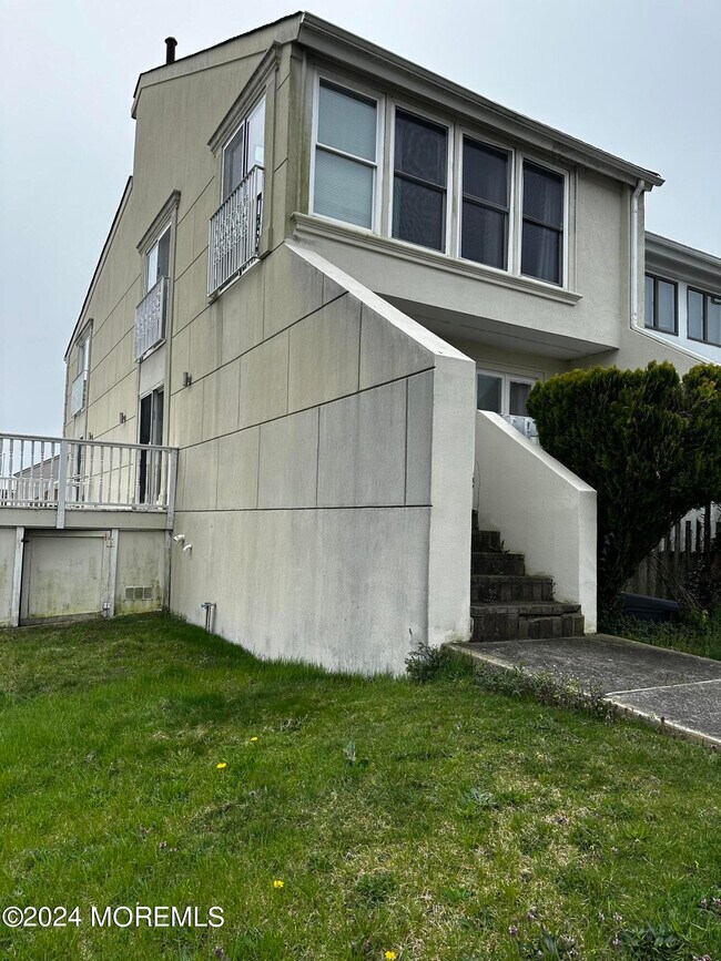 Building Photo - 12 Cedar Ave