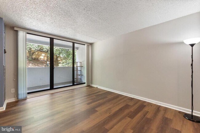 Foto del edificio - 5911 Edsall Rd