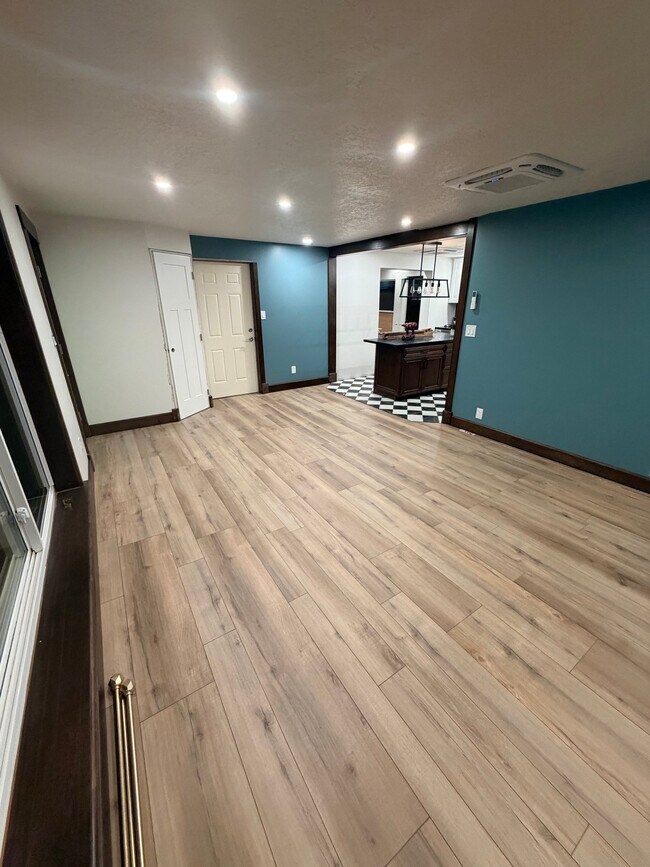 Building Photo - 360 N 300 W
