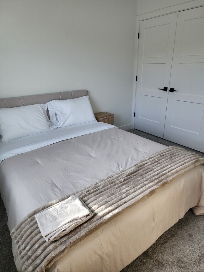 Building Photo - 2218 380 S