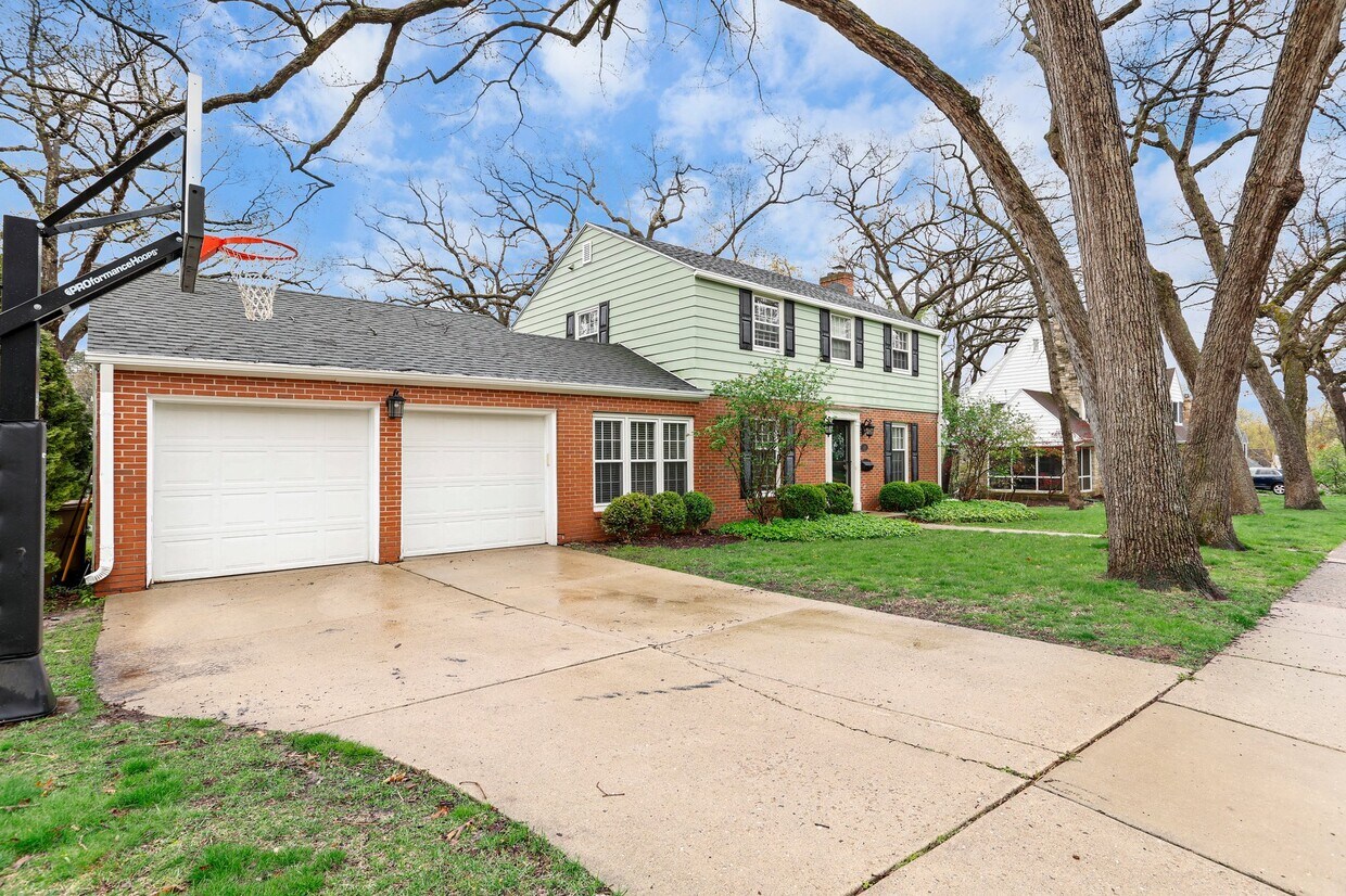 Primary Photo - 811 Hiawatha Dr