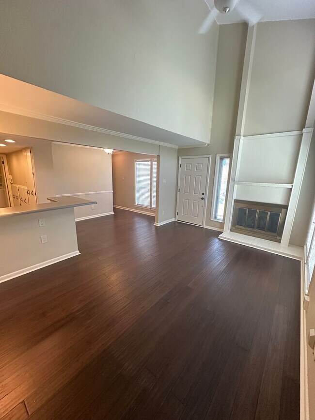 Foto del edificio - 3BD/2BA Townhouse located in Whispering Oaks!
