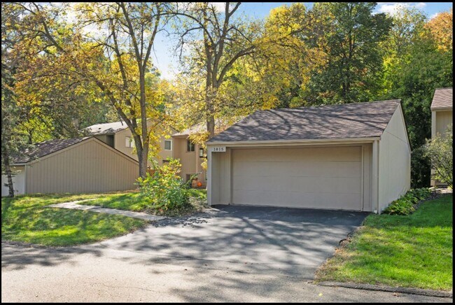 Foto del edificio - 1815 Black Oaks Ln N