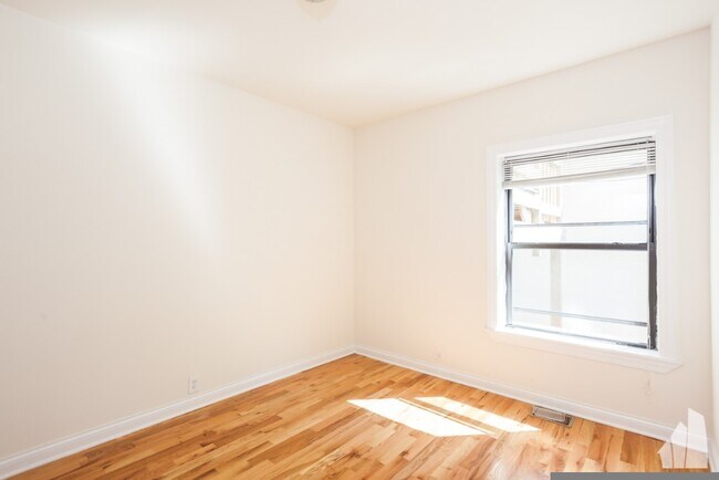 Foto del edificio - 813 W Waveland Ave
