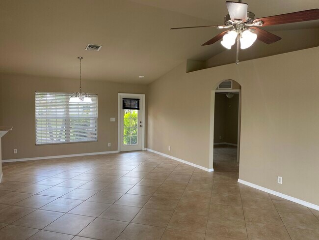 Foto del edificio - 638 NE Juanita Pl