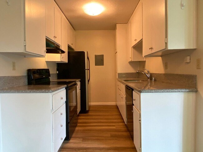 Foto del edificio - Updated Top Floor Corner Unit-Community Po...
