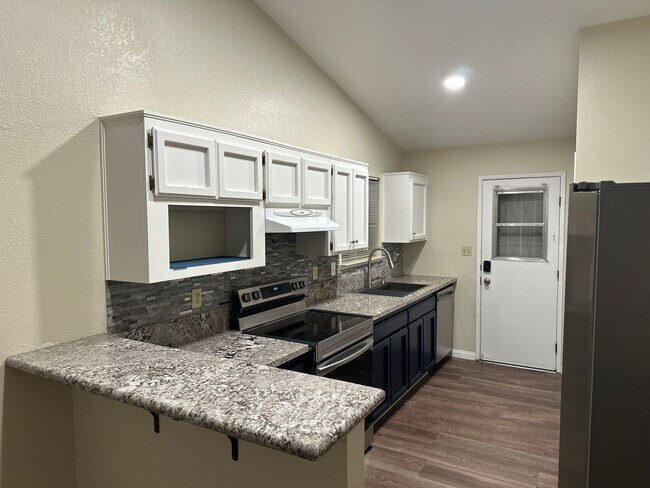 Foto del edificio - Newly Renovated Condo - In Beautiful Gated Community!